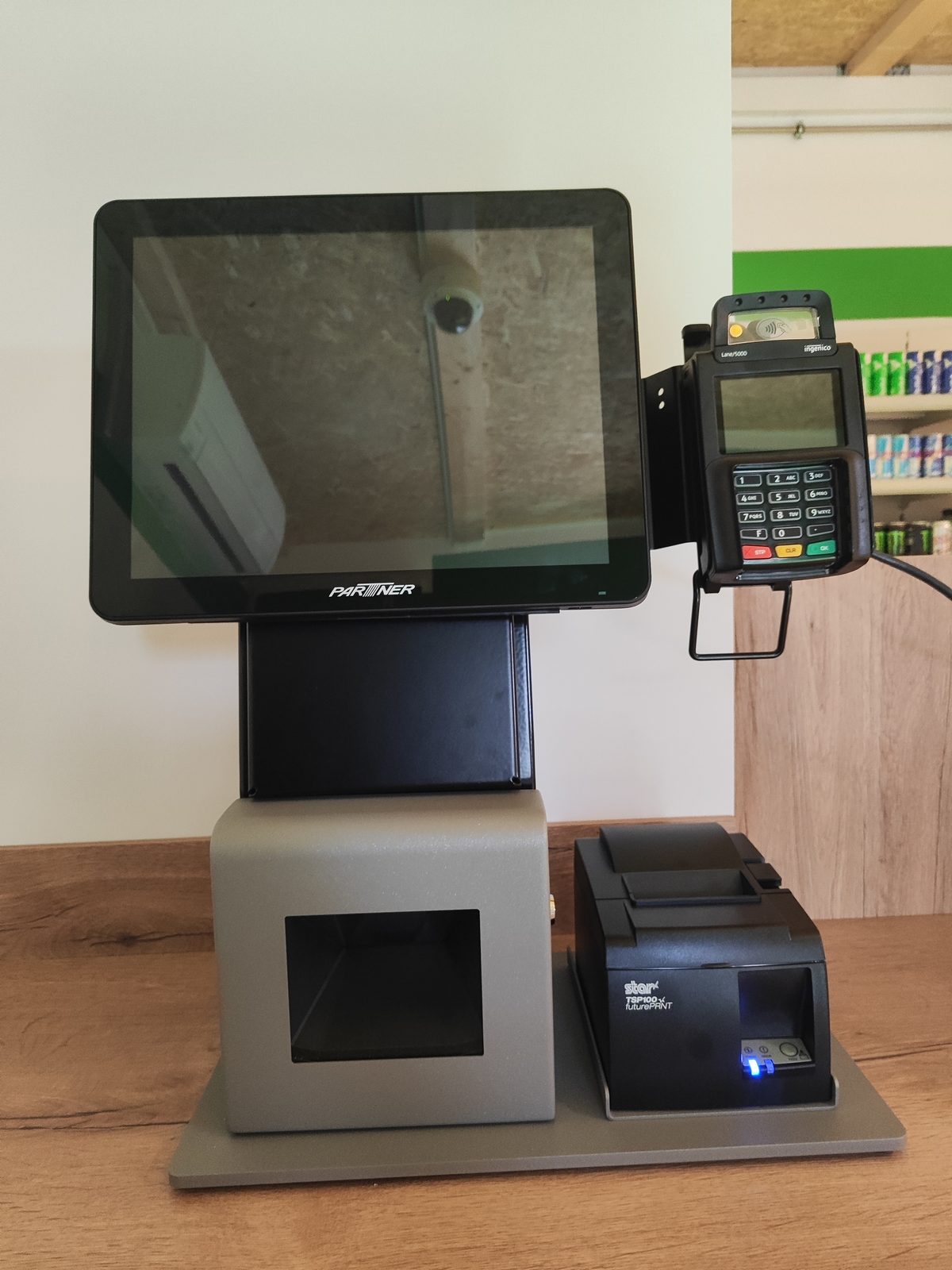 Selbstbedienungskasse mit Scanner und Kartenterminal