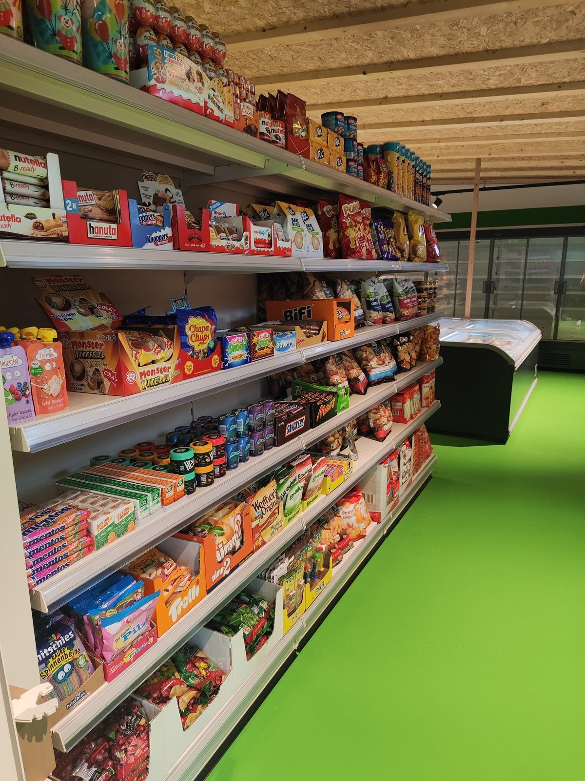 Regal mit Süßigkeiten und Snacks
